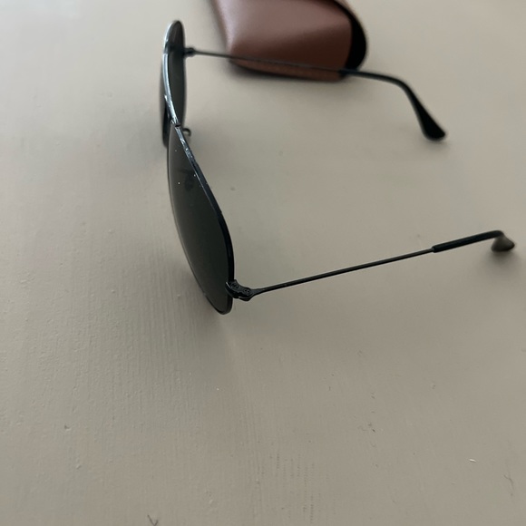 Black Ray-Ban Aviator Sunglasses - Picture 2 of 8